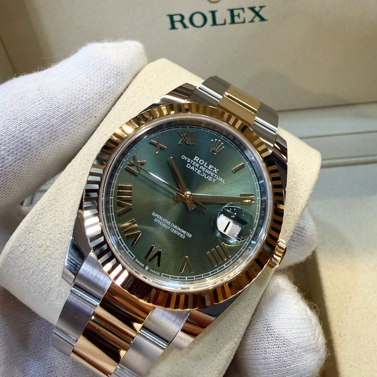 usedshop_wave's tweet photo. •
【デイトジャスト41•買取成立】
ROLEX デイトジャスト41 126333 オリーブグリーン 新品
・
デイトジャスト41 126333 オリーブグリーン文字盤をお買取させていただきました♪
また次回も是非よろしくお願いいたします。
・
ヴィンテージから新品までお探しのモデルがある方はお... https://t.co/GW2ByWIUth