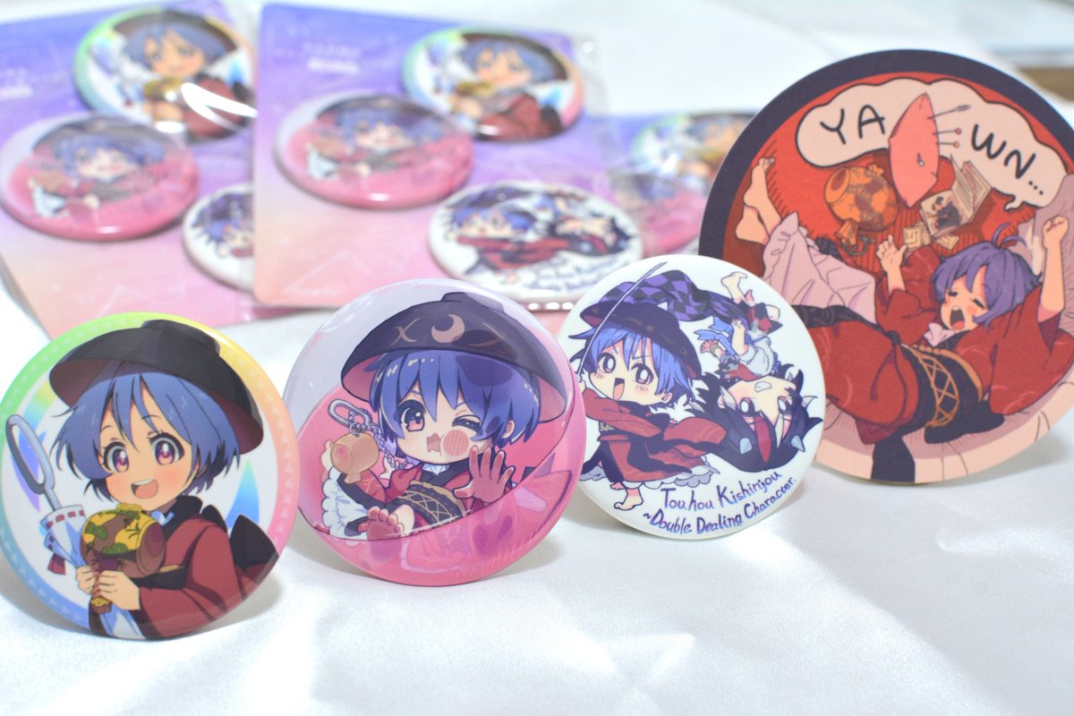 hangaku_th's tweet photo. この度頒布する缶バッジはフォロワー様の案を元にしています。

①原作絵のエフェクトを活かしたデザイン(エフェクト風の枠＋アニメ塗りの絵にしました)

②カプセル入り

③追いかけっこ(どちらかと言うと背中合わせですが…)

おまけのコースターは私の案で、お椀で寝る針妙丸をイメージしています🪡 https://t.co/n72mKRU4Rd