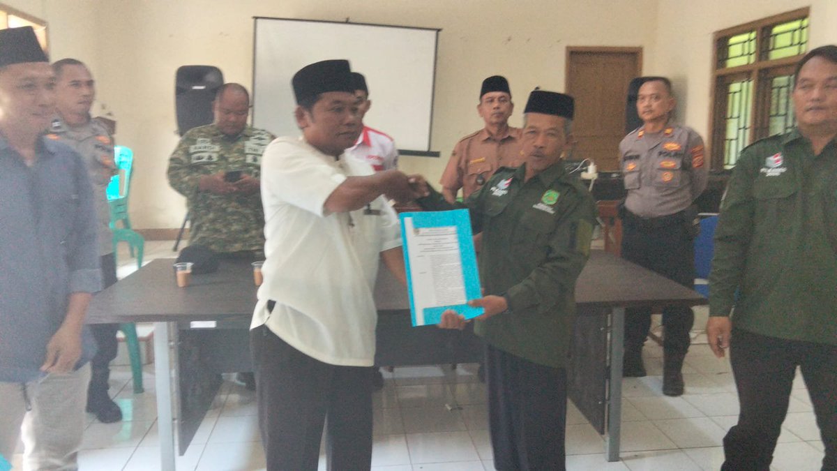 HumassekCpdysbg's tweet photo. Iptu H. Subur Mulyana SH Panit SAMAPTA Polsek Cipeundeuy pimpin kegiatan pengamanan penetapan balon menjadi calon, penyerahan SK dari panitia kepada Calon, Desa Cimayasari https://t.co/4zM3O0mqfH