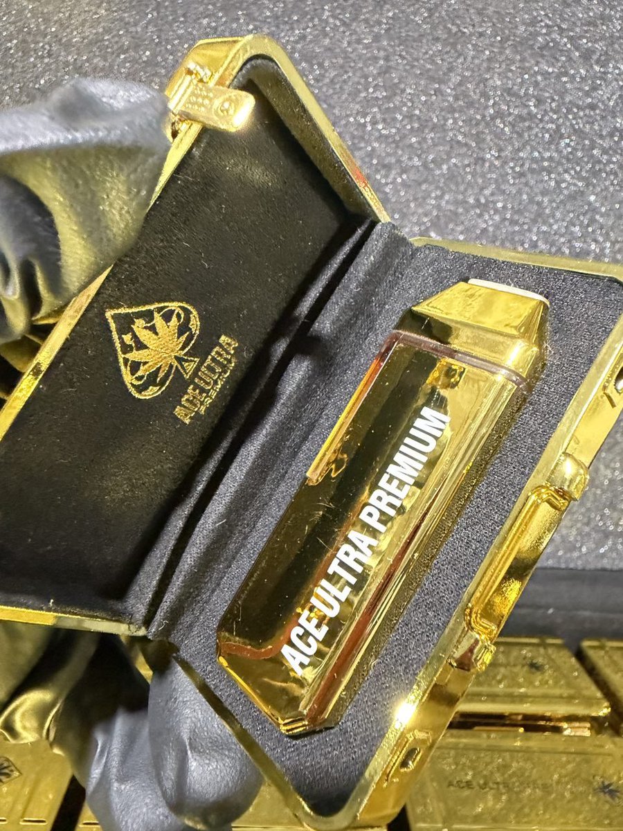 cbdexoticsvapes's tweet photo. Aces Replica 

100 Available @ $700 https://t.co/Ykyuu6efz9