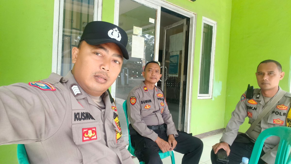 HumassekCpdysbg's tweet photo. Iptu H. Subur Mulyana SH Panit SAMAPTA Polsek Cipeundeuy pimpin kegiatan pengamanan penetapan balon menjadi calon, penyerahan SK dari panitia kepada Calon, Desa Cimayasari https://t.co/4zM3O0mqfH
