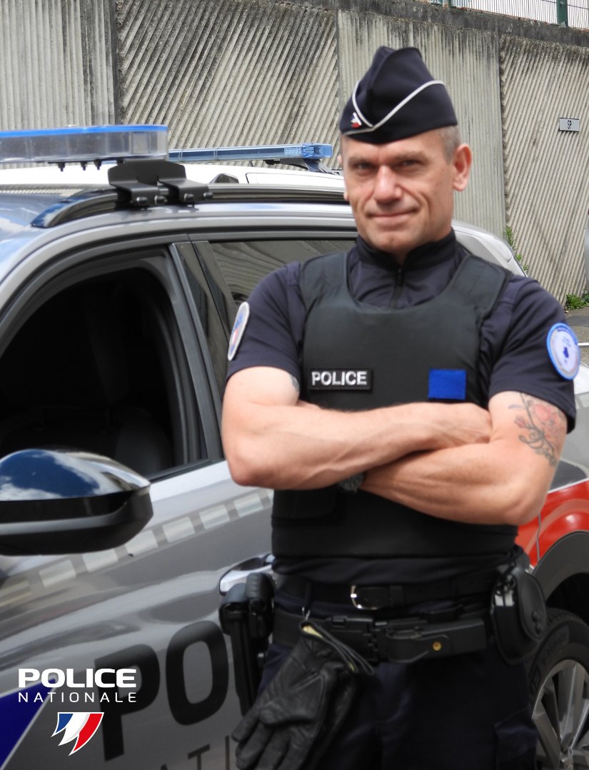 PoliceNat28's tweet photo. JEUDI PHOTO |👮Comme Benoit, chef d'équipe dans une entreprise de transports. Vous aussi rejoignez la réserve opérationnelle de la Police Nationale d’Eure-et-Loir ? 👉https://t.co/hhxSbt1mkM https://t.co/6c6NorFBOW