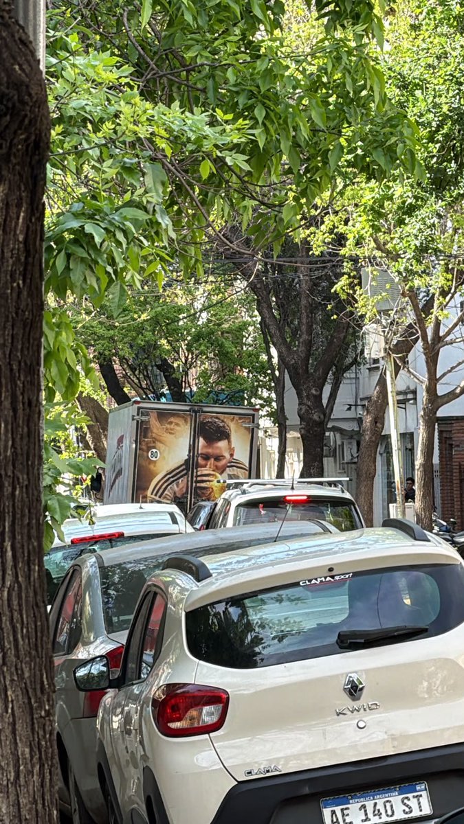 Quilmes_Cerveza's tweet photo. Yo: si sigo viendo cosas de Messi lloro.

Salgo a la calle: https://t.co/BoI1StD7kA