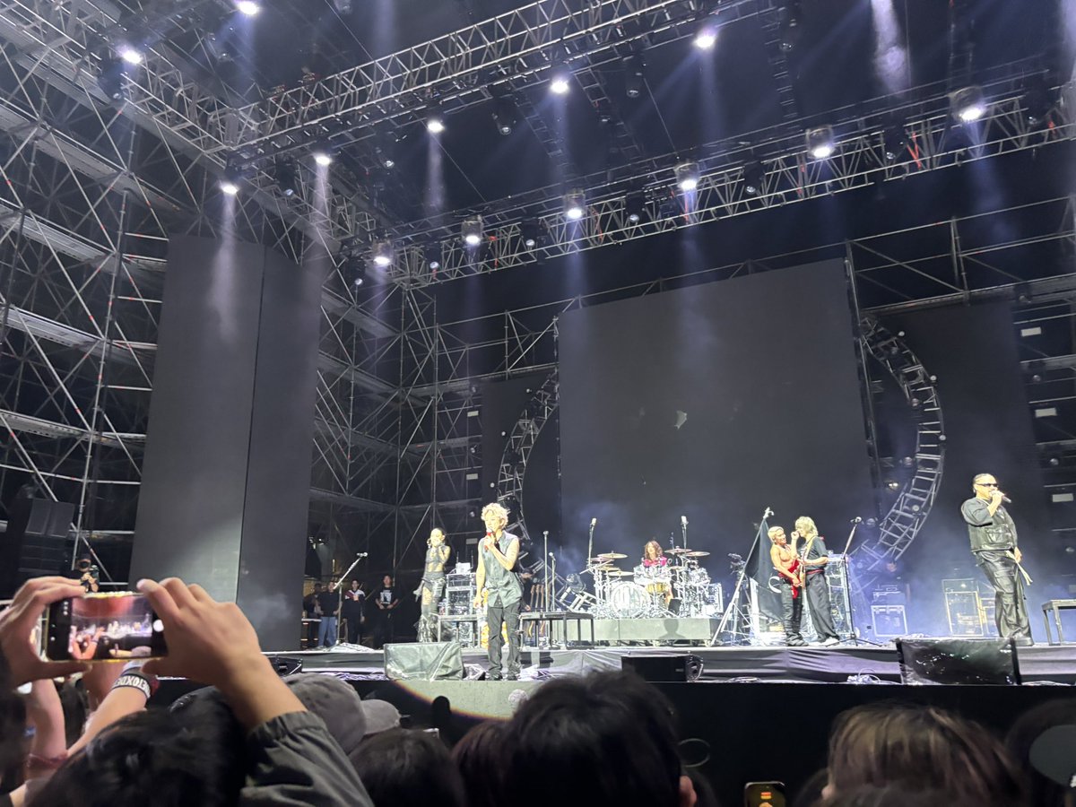 L297yy's tweet photo. エリーと海外へ！韓国フェス参戦❤️‍🔥 いつもありがと🥹
フロアは私が経験した中で過去1激しかったけど、激アツだった！
観光はできなかったけどみんなとご飯楽しかった〜☺️繋がりが増えてライブ行くのがより楽しくなる🥰仲良くしてくれてありがとうございます！
そしてやってみたかったTakaジャンプ！笑 https://t.co/br3iF9aPpd