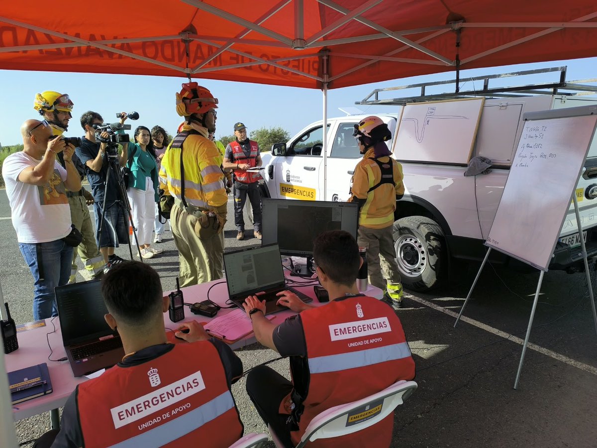 112canarias's tweet photo. El Grupo de #Emergencias y Salvamento #GES @territoriocan_ participa este martes junto a otros medios autonómicos, estatales y locales en un simulacro de incendio forestal en Valle Gran Rey #LaGomera
➡️El ejercicio mejora coordinación y seguridad de recursos aéreos y terrestres https://t.co/Z5Slw0pbg9