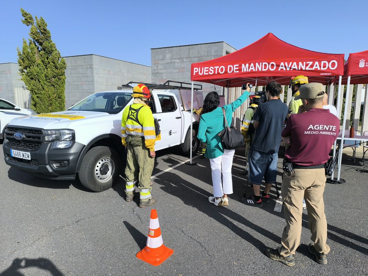 112canarias's tweet photo. El Grupo de #Emergencias y Salvamento #GES @territoriocan_ participa este martes junto a otros medios autonómicos, estatales y locales en un simulacro de incendio forestal en Valle Gran Rey #LaGomera
➡️El ejercicio mejora coordinación y seguridad de recursos aéreos y terrestres https://t.co/Z5Slw0pbg9