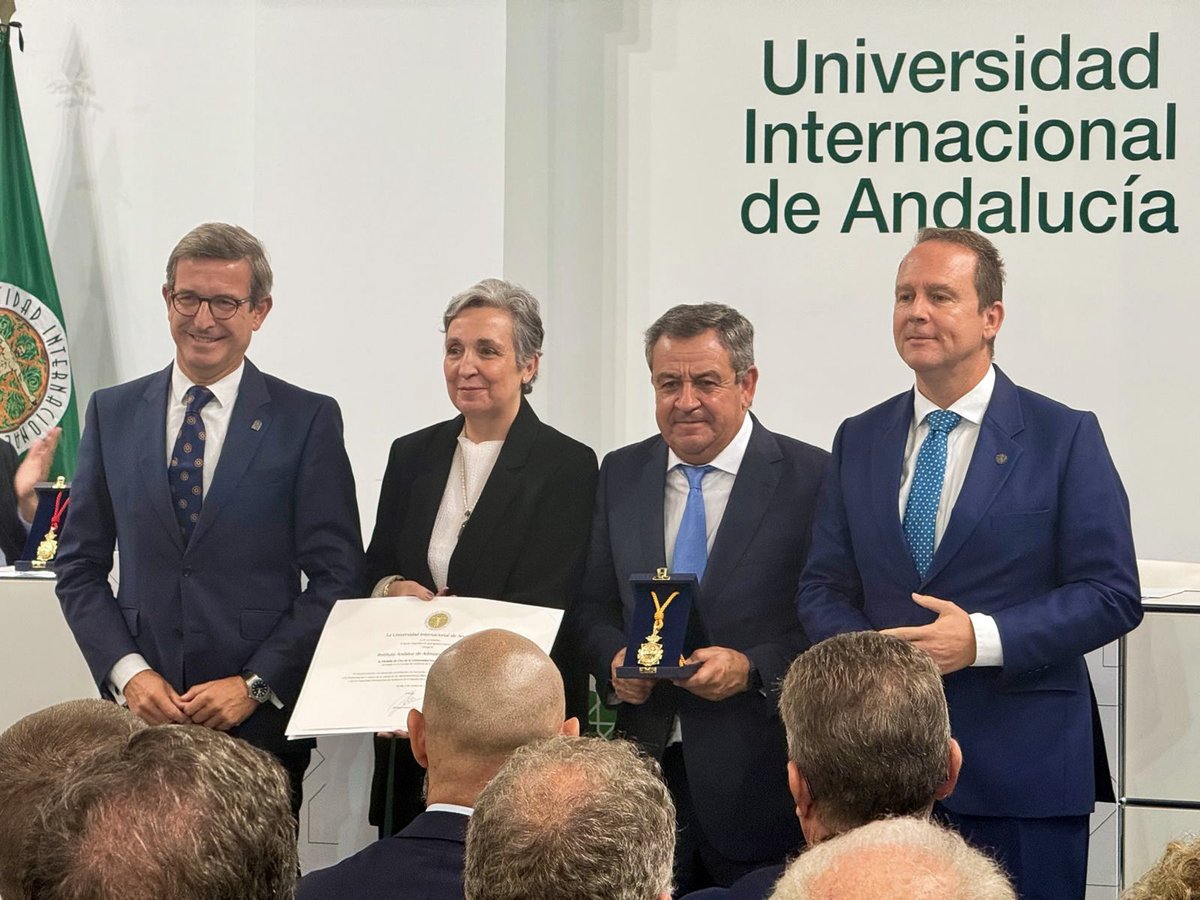 IAAPJunta's tweet photo. 🏅 El IAAP recibe la Medalla de Oro de la @UNIAuniversidad, en su modalidad Zenobia Camprubí. La viceconsejera @AnaCorrederaQ recoge la distinción junto al director del IAAP @pploaiza. Gracias, UNIA.
@AndaluciaJunta @IAJuntaAND https://t.co/my0vxjgAEN