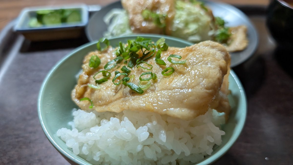 tanacala's tweet photo. ルートイン古河駅前の対面にある、あらが食堂で肉にんにく焼き（880円）その名のとおりニンニク効きまくり。米すすみまくりだったわぃ〜 https://t.co/ZArkDQlgOt
