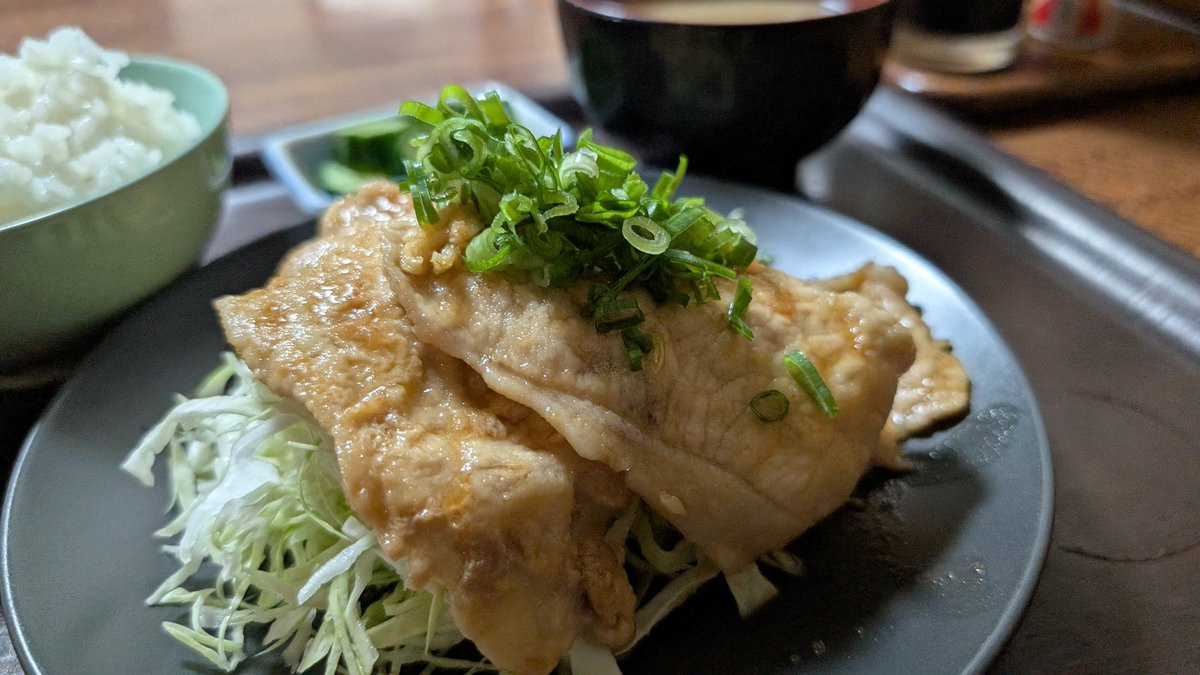tanacala's tweet photo. ルートイン古河駅前の対面にある、あらが食堂で肉にんにく焼き（880円）その名のとおりニンニク効きまくり。米すすみまくりだったわぃ〜 https://t.co/ZArkDQlgOt