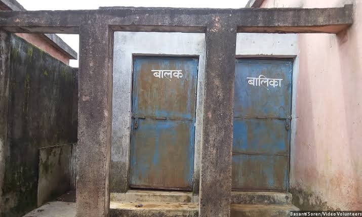 gemsofbabus_'s tweet photo. 🚨 Bhopal School Toilet Scam:

Bhopal schools show toilets as complete, reality differs. Work marked finished on portal but several lack seats and doors on ground.

Around ₹2.93 lakh was allocated for each toilet in 124 schools. 🤡 https://t.co/gAAaqJBAmO