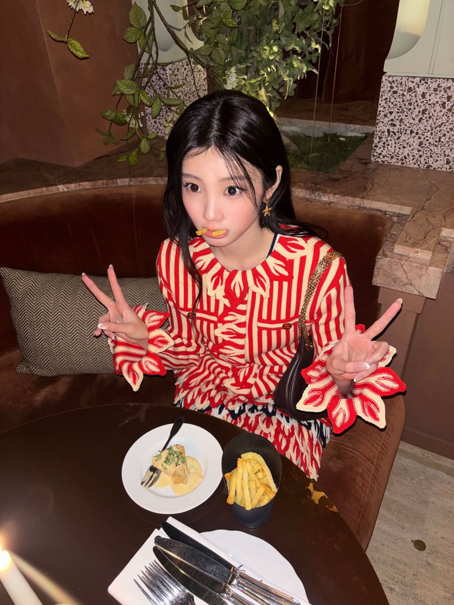 0owoni's tweet photo. 쇼랑 애프터파티 갭차이 좀 봐 。。
아웃기고커여워 https://t.co/F9y7NaRSIH