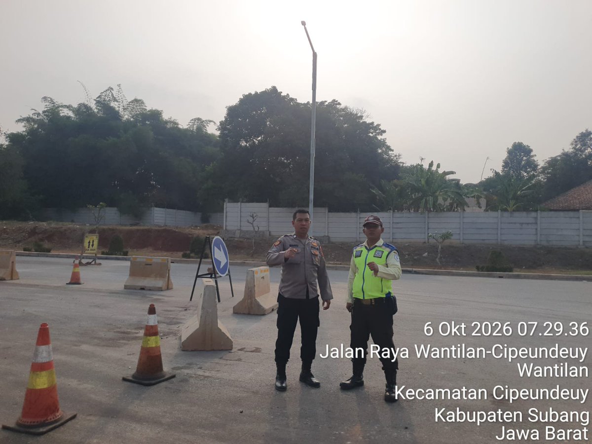 HumassekCpdysbg's tweet photo. Kegiatan Patroli KRYD antisipasi C3 dan gangguan premanisme di Proyek kawasan industri Subang Smartpolitan.

SUBANG, Selasa (06/10/26) Anggota Patroli Polsek Cipeundeuy Polres Subang Melaksanakan patroli di proyek kawasan industri Subang Smartpolitan antisipasi gangguan Kamtibmas https://t.co/svEiNXQYDU