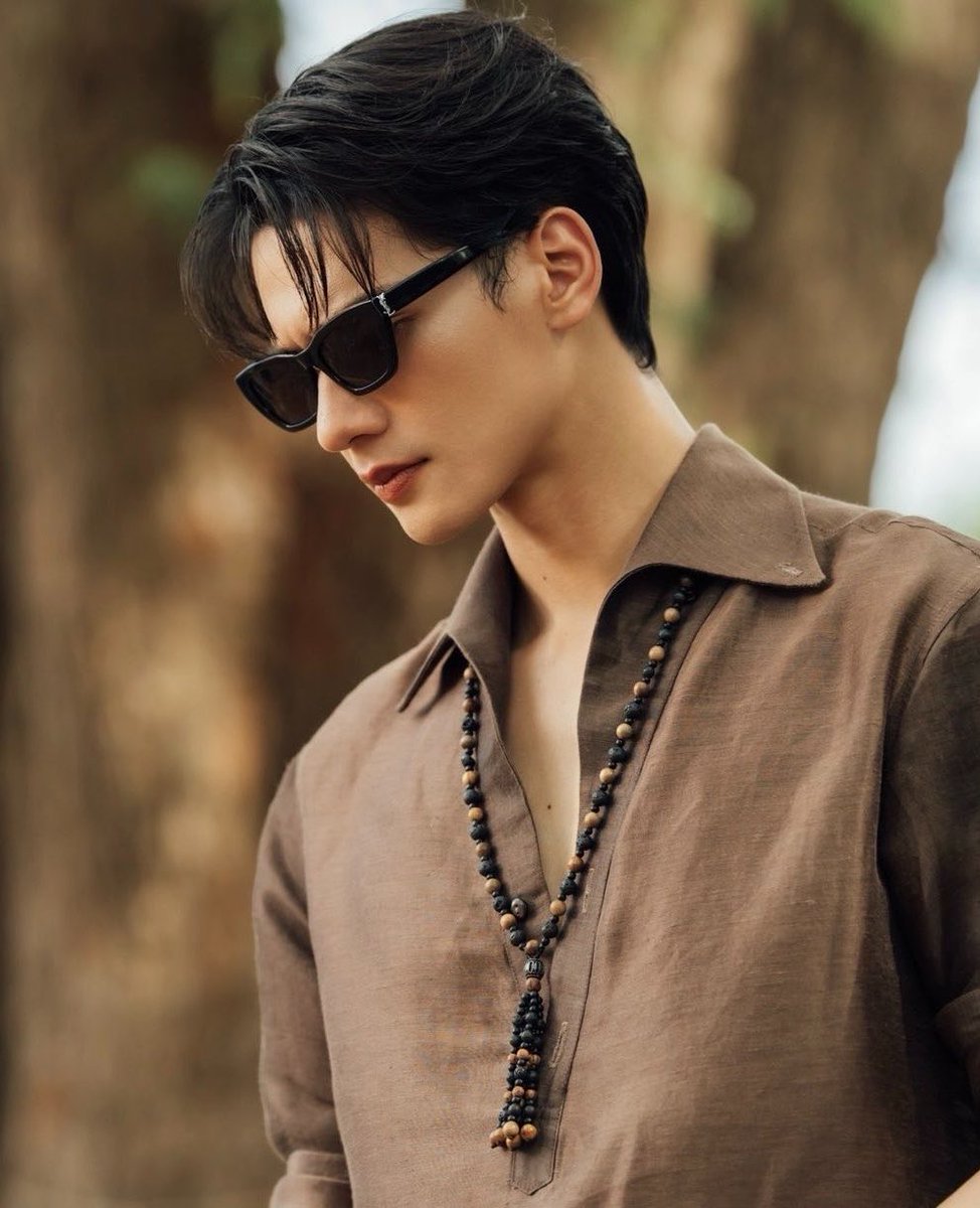 staywithharit's tweet photo. แฟชั่นพ่อใหญ่ เป็นเจ้าบ่าวแล้วไม่ลืมที่จะติดแกรม อันนี้แว่นกันแดดลูกรักบ่ https://t.co/28AZ6UJIau