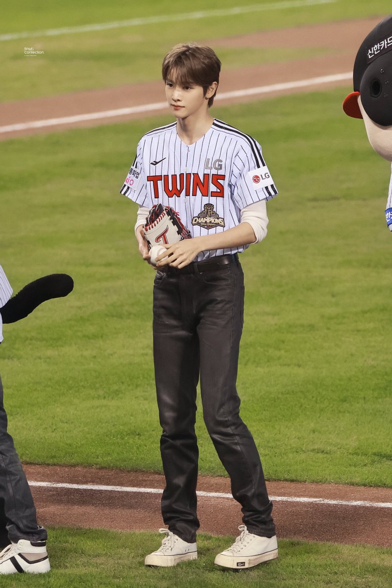 tinyConfection's tweet photo. +4⚾️
#SUNGCHANxLGTWINS #성찬LG시구 
#성찬 #SUNGCHAN #ソンチャン 
#RIIZE #라이즈 https://t.co/rCDLu5iQMs