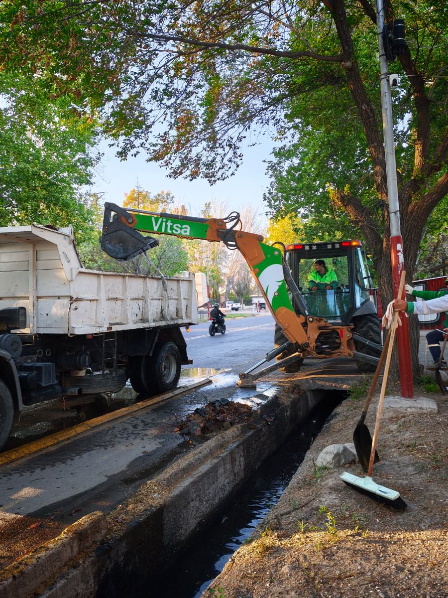 lopresti_lh's tweet photo. 👷🏼 Recibimos el reclamo de los vecinos por una acequia obstruida en calle Lisandro Moyano y respondimos de inmediato.
Nuestros equipos están realizando un operativo integral de limpieza, con el retiro de residuos y sedimentos, para recuperar el correcto escurrimiento del agua y mejorar el entorno.
Cada reclamo importa. Seguimos en la calle, escuchando a los vecinos y dando respuestas concretas para tener una Las Heras más limpia, más linda.