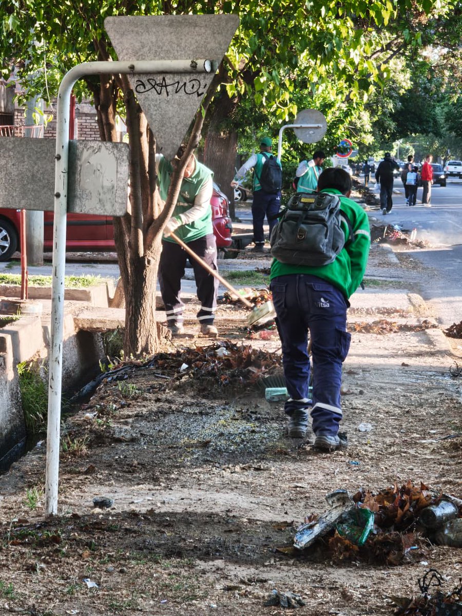 lopresti_lh's tweet photo. 👷🏼 Recibimos el reclamo de los vecinos por una acequia obstruida en calle Lisandro Moyano y respondimos de inmediato.
Nuestros equipos están realizando un operativo integral de limpieza, con el retiro de residuos y sedimentos, para recuperar el correcto escurrimiento del agua y mejorar el entorno.
Cada reclamo importa. Seguimos en la calle, escuchando a los vecinos y dando respuestas concretas para tener una Las Heras más limpia, más linda.
