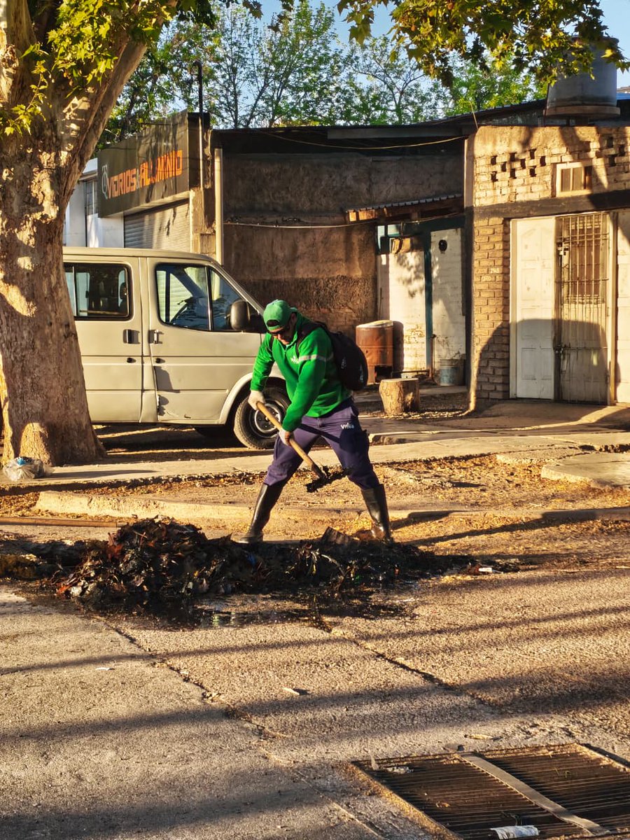 lopresti_lh's tweet photo. 👷🏼 Recibimos el reclamo de los vecinos por una acequia obstruida en calle Lisandro Moyano y respondimos de inmediato.
Nuestros equipos están realizando un operativo integral de limpieza, con el retiro de residuos y sedimentos, para recuperar el correcto escurrimiento del agua y mejorar el entorno.
Cada reclamo importa. Seguimos en la calle, escuchando a los vecinos y dando respuestas concretas para tener una Las Heras más limpia, más linda.