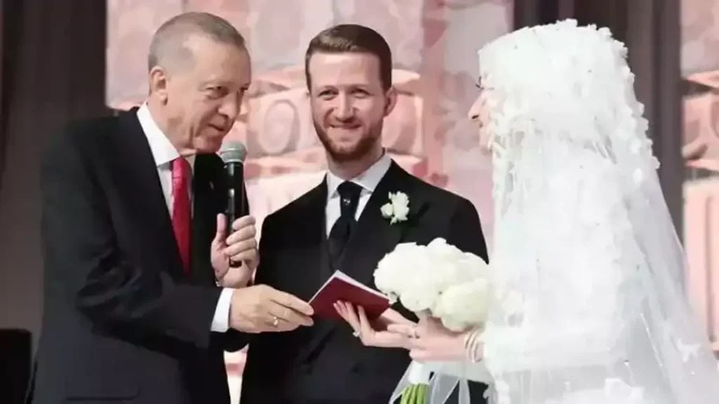 velevhaber's tweet photo. Özel ‘fon vurgunu’nda işaret etmişti: Erdoğan’ın yeğeni Üsame Erdoğan kimdir?

https://t.co/MygzQCj02r https://t.co/OKlmK9FfkL