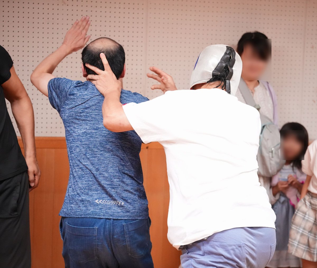 Namjunkzone's tweet photo. 「見せ物じゃねえぞ!」と客に当たり散らかすボスコニアン。
辺琉選手を壁にぶつけるが、今回は無事。
そしてフンドシ幕がグランブルーファンタジーで「ビッグスポンサー!?」と突っ込むボスコさん。
村杉さんリング、この日は何箇所で使われてたんだ。
#RAW94 https://t.co/cAhtXE3ixj