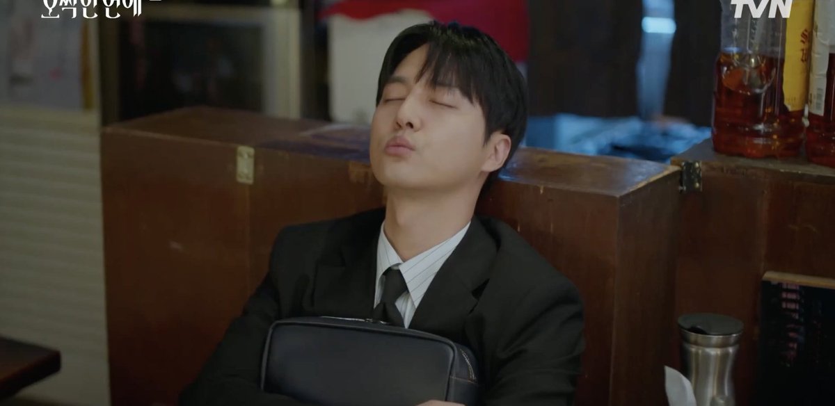 ppqqgghh's tweet photo. #강욱여리

뜨개질 하는 여리와 그런 여리의 허리를 팔로 꼬옥 안고 몽글몽글하게 잠든 강욱. 

이따금 강욱이한테 뜨개질 대보면서 사이즈 체크하는 여리. 그러다 잠꼬대로 여리 씨이... 하며 낑낑대는 강욱에게 네에 네- 하며 토닥여주기도 함. https://t.co/OwfGpESTYf