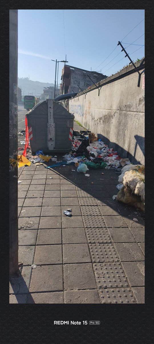 JOTTA85's tweet photo. @pabelml @EmAseoQuito Señores no es posible q esto suceda todos los días deberían ponerle un poco más de énfasis al trato de recolección encima estar cerca de una institución es un foco de infección y proliferación de roedores y otras plagas. Ayuda urgente https://t.co/p15G47S354