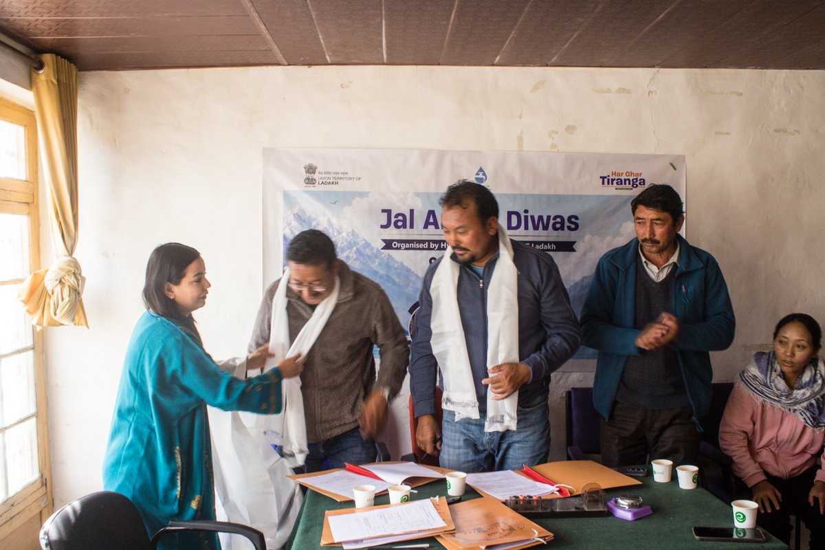 ice_leh's tweet photo. #JalArpanDiwas was observed at Stok,one of the most populated village in Leh Dist, with over 400 FHTCs.The PHED AEE explained the core agenda with MoU exchanged. He also highlighted the newly completed fencing of the entire spring source.The Nambardar expressed sincere gratitude. https://t.co/KDEqSwHAWx