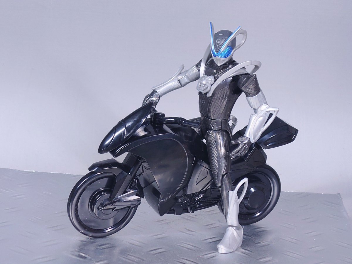 gerad0705's tweet photo. 装動のマイス、まずは埋まっている腕と足の輪っかをくり抜いた

ファーストキットのライドワッターは跨がせるくらいなら良いけど、完全に乗せるのは厳しいかも

#仮面ライダーマイス
#食玩
#装動 https://t.co/qC3ppvxET7