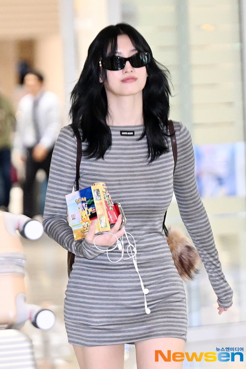 godmitzu's tweet photo. MOMO has arrived back in Korea from Paris Fashion Week with new Pokemon card booster boxes. https://t.co/7hvhjm4LLq