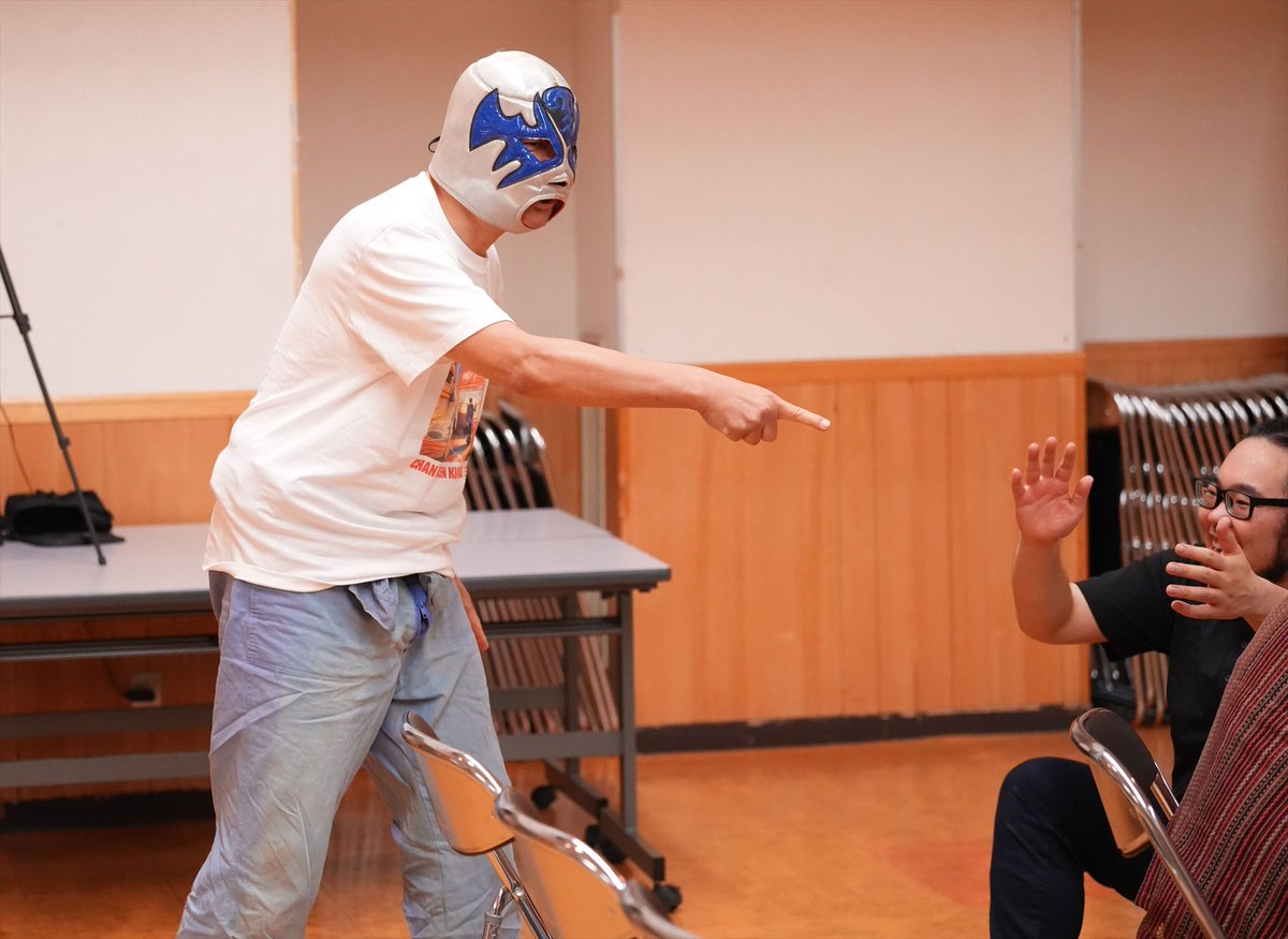 Namjunkzone's tweet photo. 特別試合 ザ☆ボスコニアン引退試合
ザ☆ボスコニアン vs X
「青コーナーよりザ☆ボスコニアン入場」と言い残し姿を消すwondermanリングアナ。
しばしアメリカ横断ウルトラクイズのテーマを聞きながら待っているとボスコニアン登場。「X!?」と次々観客をX認定。
#RAW94 https://t.co/ACXVma9anE