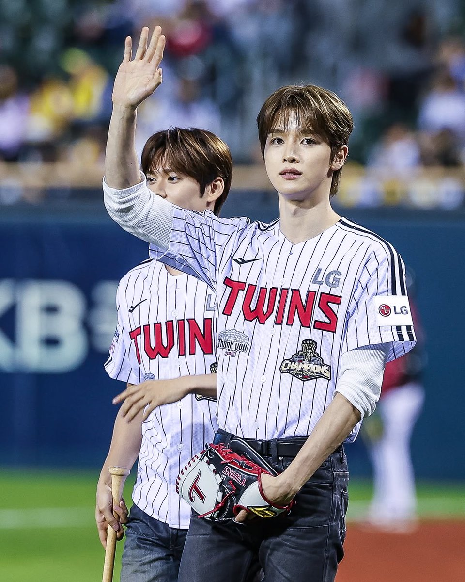 sungchanlands's tweet photo. 📸 261006 https://t.co/8H6QtT8X9y Instagram Update with #SUNGCHAN 

🖇 https://t.co/gXRqBNaaO4

SUNGCHAN FIRST PITCH FOR LG TWINS
#SUNGCHANxLGTwins
#성찬LG시구
#EUNSEOKxSUNGCHAN_LGTWINS https://t.co/w8vbTK9L2l