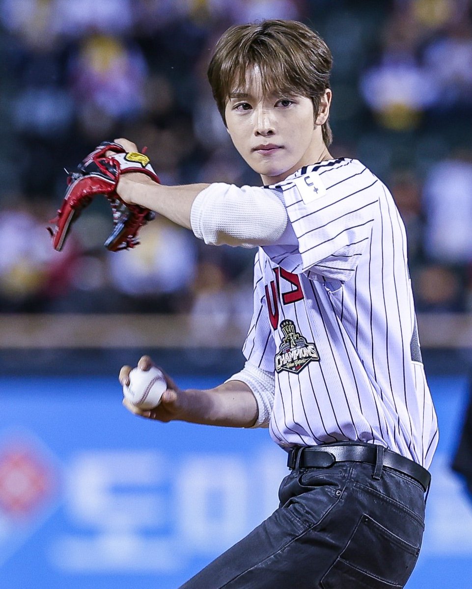 sungchanlands's tweet photo. 📸 261006 https://t.co/8H6QtT8X9y Instagram Update with #SUNGCHAN 

🖇 https://t.co/gXRqBNaaO4

SUNGCHAN FIRST PITCH FOR LG TWINS
#SUNGCHANxLGTwins
#성찬LG시구
#EUNSEOKxSUNGCHAN_LGTWINS https://t.co/w8vbTK9L2l