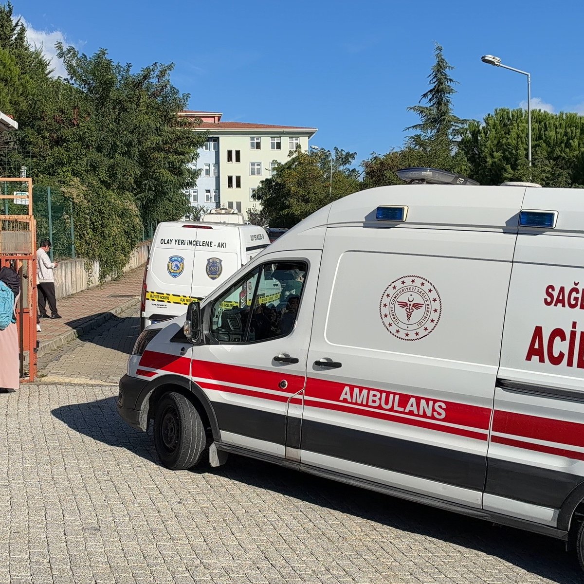 bpthaber's tweet photo. Başakşehir'de okulda düzenlenen bıçaklı saldırıda 1 öğrenci hayatını kaybetti. (ANKA) https://t.co/DMn1l2lAEo