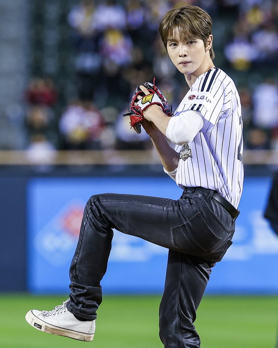 sungchanlands's tweet photo. 📸 261006 https://t.co/8H6QtT8X9y Instagram Update with #SUNGCHAN 

🖇 https://t.co/gXRqBNaaO4

SUNGCHAN FIRST PITCH FOR LG TWINS
#SUNGCHANxLGTwins
#성찬LG시구
#EUNSEOKxSUNGCHAN_LGTWINS https://t.co/w8vbTK9L2l