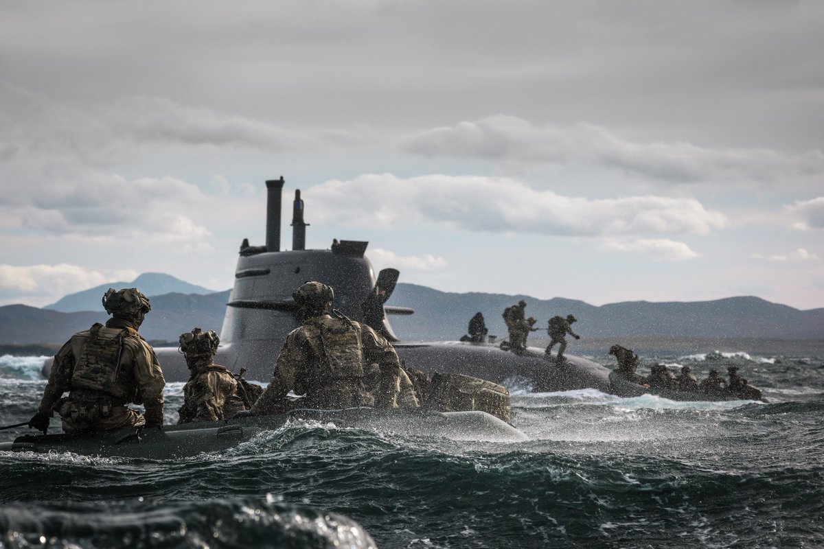 ObsDelphi's tweet photo. 🇬🇧🇩🇪Celle-là, il fallait oser la tenter.

Des commandos des Royal Marines britanniques sont montés à bord d'un sous-marin allemand... sans perdre de temps.

En arrivant à fond sur leur zodiac, leur manœuvre est simple car elle consiste à juste foncer sur le sous-marin et à être ainsi récupérés par leurs collègues qui attrapent le zodiac et les aident à monter.

C'est le genre de manœuvre qui nécessite de l’entraînement et sur laquelle il ne faut pas faire d'erreur. Si des soldats tombent à l'eau avec tout leur équipement, pas de gilet de sauvetage, dans une mer agitée et en pleine nuit (voire même en plein jour), ça peut être une mort assurée.

L'interopérabilité des soldats européens à travers l'OTAN est quand même impressionnante. Ils s'entraînent ensemble toute l'année, même dans des exercices aussi dangereux et risqués. Ils se connaissent, s'apprécient et sont conscients de l'importance de travailler ensemble pour sécuriser le continent.

Quand je vois cette vidéo, je me dis qu'on n'a pas tous le même quotidien ! 😅

https://t.co/KaKXHXh0Oe