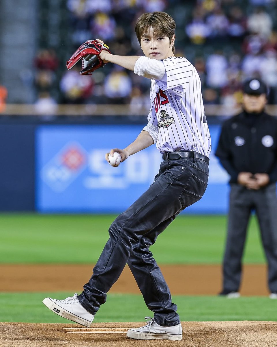 sungchanlands's tweet photo. 📸 261006 https://t.co/8H6QtT8X9y Instagram Update with #SUNGCHAN 

🖇 https://t.co/gXRqBNaaO4

SUNGCHAN FIRST PITCH FOR LG TWINS
#SUNGCHANxLGTwins
#성찬LG시구
#EUNSEOKxSUNGCHAN_LGTWINS https://t.co/w8vbTK9L2l