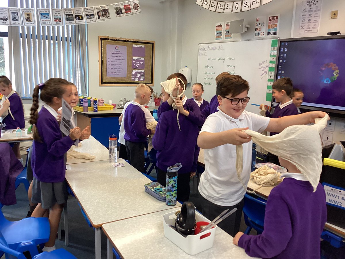 SpringwellY5's tweet photo. A really informative morning for the children today who are enjoying a WW1 workshop! #history #ww1 https://t.co/RI4ell1j5v