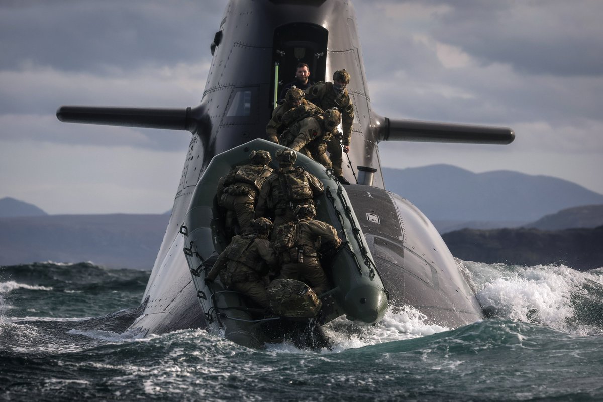 ObsDelphi's tweet photo. 🇬🇧🇩🇪Celle-là, il fallait oser la tenter.

Des commandos des Royal Marines britanniques sont montés à bord d'un sous-marin allemand... sans perdre de temps.

En arrivant à fond sur leur zodiac, leur manœuvre est simple car elle consiste à juste foncer sur le sous-marin et à être ainsi récupérés par leurs collègues qui attrapent le zodiac et les aident à monter.

C'est le genre de manœuvre qui nécessite de l’entraînement et sur laquelle il ne faut pas faire d'erreur. Si des soldats tombent à l'eau avec tout leur équipement, pas de gilet de sauvetage, dans une mer agitée et en pleine nuit (voire même en plein jour), ça peut être une mort assurée.

L'interopérabilité des soldats européens à travers l'OTAN est quand même impressionnante. Ils s'entraînent ensemble toute l'année, même dans des exercices aussi dangereux et risqués. Ils se connaissent, s'apprécient et sont conscients de l'importance de travailler ensemble pour sécuriser le continent.

Quand je vois cette vidéo, je me dis qu'on n'a pas tous le même quotidien ! 😅

https://t.co/KaKXHXh0Oe