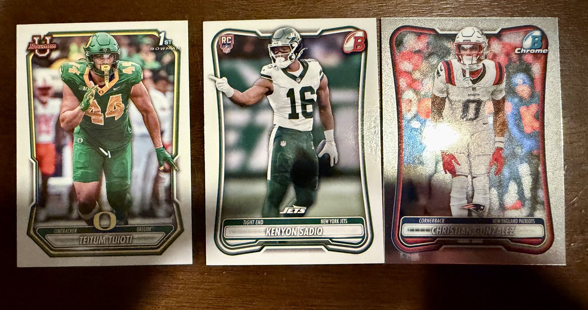 BinderBuilt's tweet photo. Handful of nice inserts! 

-Jeremiyah Love Chrome speckle Refractor RC
-Kewan Lacy Chrome Speckle Refractor
-Cutter Boley Gen Next
-Caleb Downs Rockstar Rookie
-Stafford Young Kings
-Parker Livingstone Verified

And a few Ducks for my PC. 🦆 https://t.co/914aeE49Xy