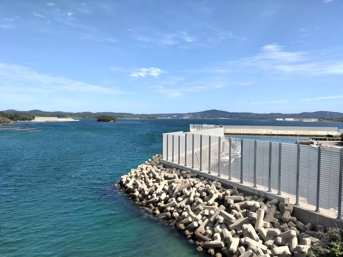 ab_qma9's tweet photo. 珊瑚大橋の上からは渡良三島の港と、壱岐本島の郷ノ浦大橋まで見えます　三島の港に共通して、野球のバックネットのような柵が設けられているのは強風対策でしょうか
#壱岐島
#長島
#大島
#原島
#熊Q202609壱岐渡良三島 https://t.co/mTrWdH4l1r