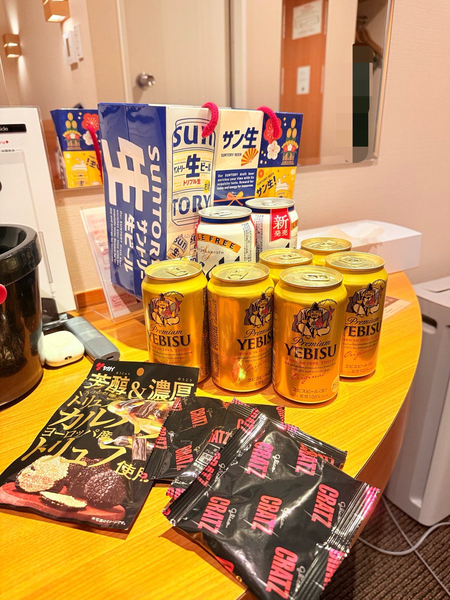 Clr_rocokun's tweet photo. 応援稼働のホテルの近くに
リスナーさん居て、わざわざ
ビール持ってきてくれた😭🙏✨
神すぎるけど、こんな飲んだら
アルコール出るよ。笑

ほんとありがと！
仕事頑張って(๑•̀ㅂ•́)و✧ https://t.co/IdCqivwqaJ