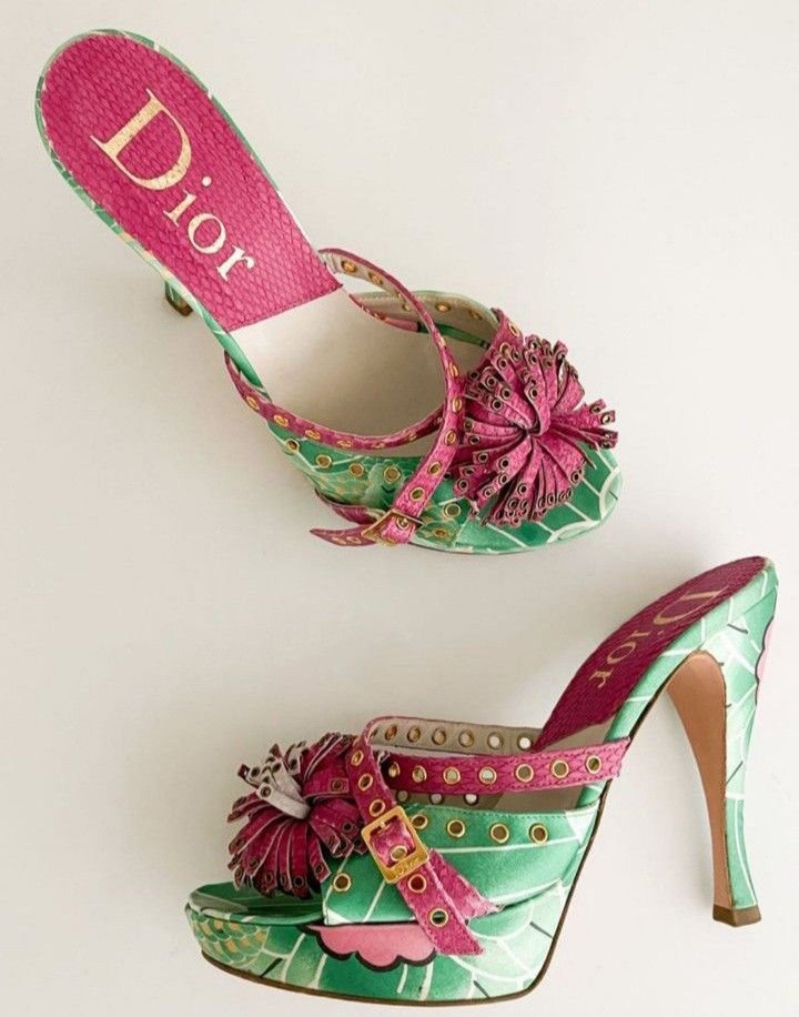 onetruelave's tweet photo. the shoes look like it belongs in a beautiful little fashion story https://t.co/rga1HTkGgb