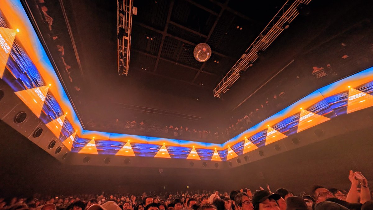 mochicco69's tweet photo. Zepp新宿、モニターがホールをグル〜ッと囲むようにあって、VJバチバチのCorneliusのライブとめちゃくちゃ相性良かったね。最高すぎた。
#Cornelius https://t.co/FnV2muSbhm