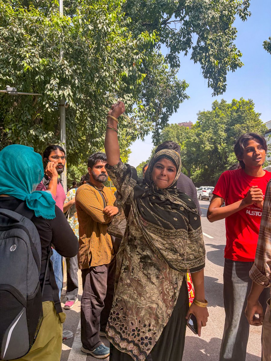 PARInetwork's tweet photo. “I went there and stayed until they were released at around 7 p.m. They [the girls] are not my relatives or my ‘Hindu betiyan’, but my fellow female protesters, detained by male police personnel. So, I saw them off [safely] before heading home.” https://t.co/9lYUfPvtyS