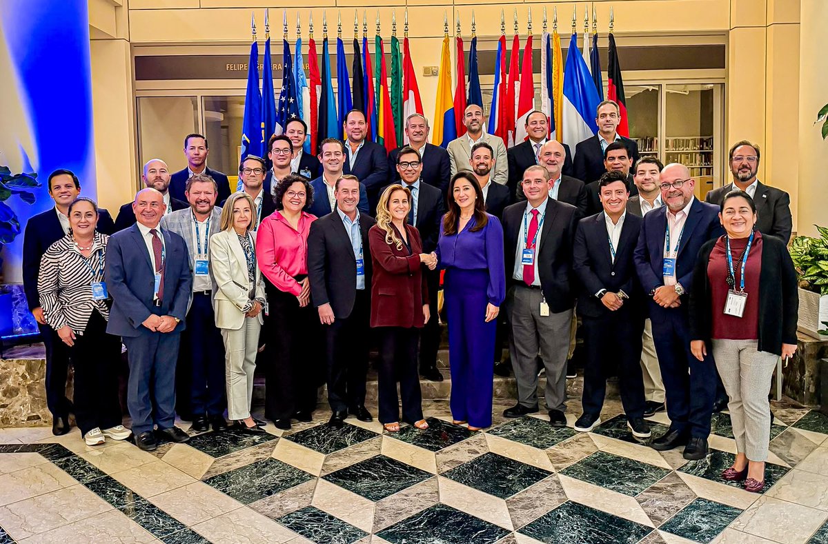 SecPrensaSV's tweet photo. La ministra de @ViviendaSV, Michelle Sol (@misol140), participó en un foro del Banco Interamericano de Desarrollo (@el_BID), en Washington, Estados Unidos, acompañada de una delegación empresarial salvadoreña, así como de representantes de @CASALCOsv y @COAMSS_OPAMSS. https://t.co/seSG0suwa4