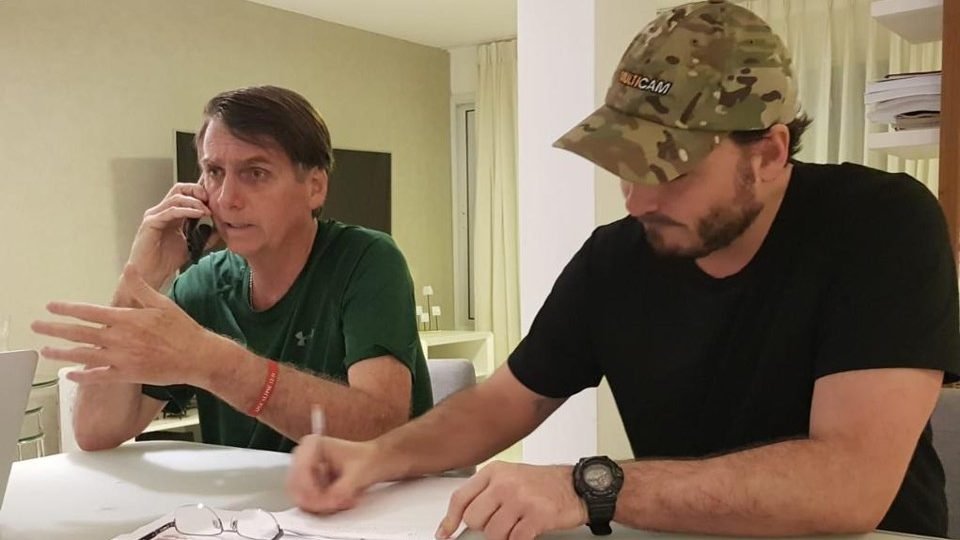 AzevedoKelvia's tweet photo. Em 2018 foi Carlos Bolsonaro a eleger o pai e Bolsonaro reconheceu isso. Não havia Nikolas, Michelle, Gustavo, André,  que sô foram eleitos depois em cima do nome dele. Havia Carlos e irmãos e poucos amigos parlamentares como Malta e Medeiros.⬇️ https://t.co/hAQKPekWIu