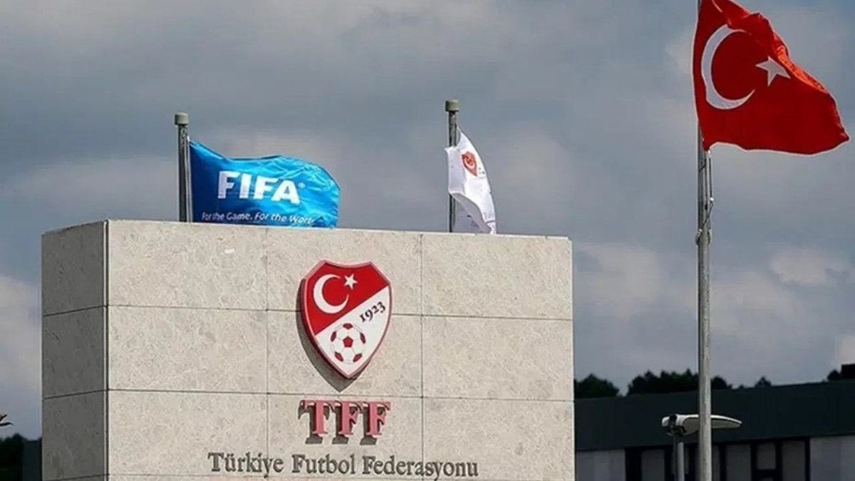 DerinGSMeclisi's tweet photo. İşte size itiraf! TFF'ye UEFA'nın el atması lazım artık. UEFA ilkelerine aykırı itiraflar var. TFF bağımsız olmalıdır.

Mevlüt Aktan: “Türkiye Futbol Federasyonu aile şirketi anlayışıyla yönetilemez. Türkiye’deki futbol iklimi değişmelidir. Görevimden istifa ediyorum. Mevcut yönetimi de istifaya çağırıyorum.”