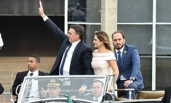 AzevedoKelvia's tweet photo. Em 2018 foi Carlos Bolsonaro a eleger o pai e Bolsonaro reconheceu isso. Não havia Nikolas, Michelle, Gustavo, André,  que sô foram eleitos depois em cima do nome dele. Havia Carlos e irmãos e poucos amigos parlamentares como Malta e Medeiros.⬇️ https://t.co/hAQKPekWIu