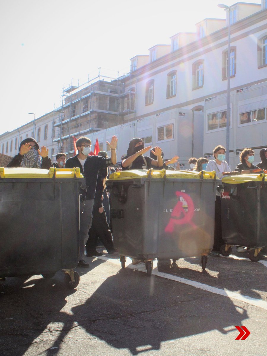 PerspektiveOn's tweet photo. Am Dienstag haben zahlreiche Jugendorganisationen und Gewerkschaften zu einem großen Protest- und Streiktag in Frankreich aufgerufen. Seit einer Woche gab es bereits täglich Proteste und Blockaden, die sich gegen das marode Schulsystem und Kürzungen im Sozialsystem richteten. Die Polizei ging bisher gewaltvoll gegen die Demonstrationen vor. Am Montag verlor ein Jugendlicher seinen Unterarm durch die Explosion einer Blendgranate der Polizei.