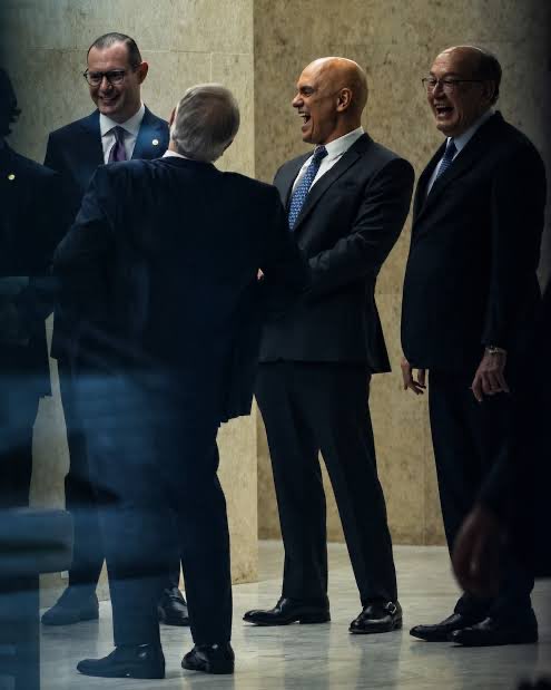 NewsLiberdade's tweet photo. 🚨URGENTE - STF prepara ofensiva para conter senado pró-impeachment, diz O Globo

A corte já abre diálogo com Azambuja e Eduardo Gomes, que são considerados “não radicais”. Outra estratégia dos ministros é avançar contra eleitos e investigados pela PF. Um exemplo é o ex-governador Mauro Mendes, que também é investigado por desvios de recursos do seu estado envolvendo uma empresa de telefonia.