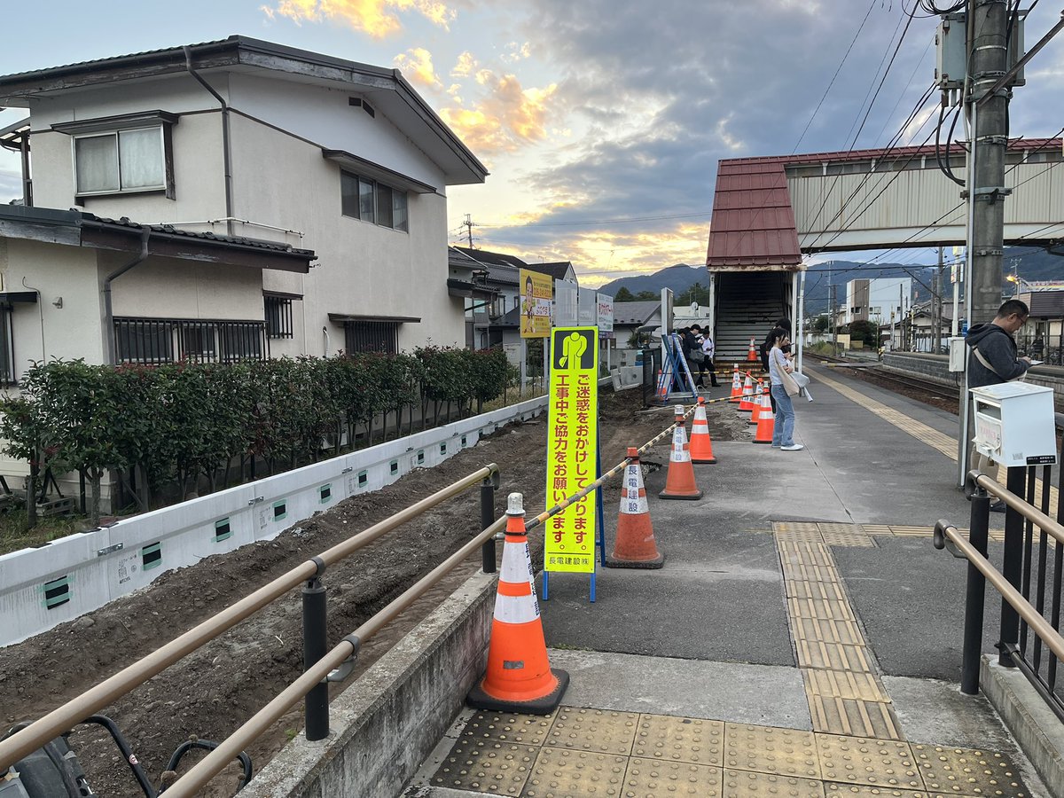 bbseki's tweet photo. 長野電鉄、桐原駅の解体工事がすすんでいました…。
上りホームの待合室が解体されていました。
#長電 #桐原駅 https://t.co/9EeAzGAMVr